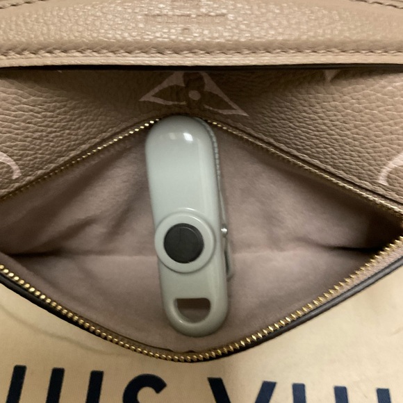 Louis Vuitton Pochette Métis East West - Picture 9 of 15